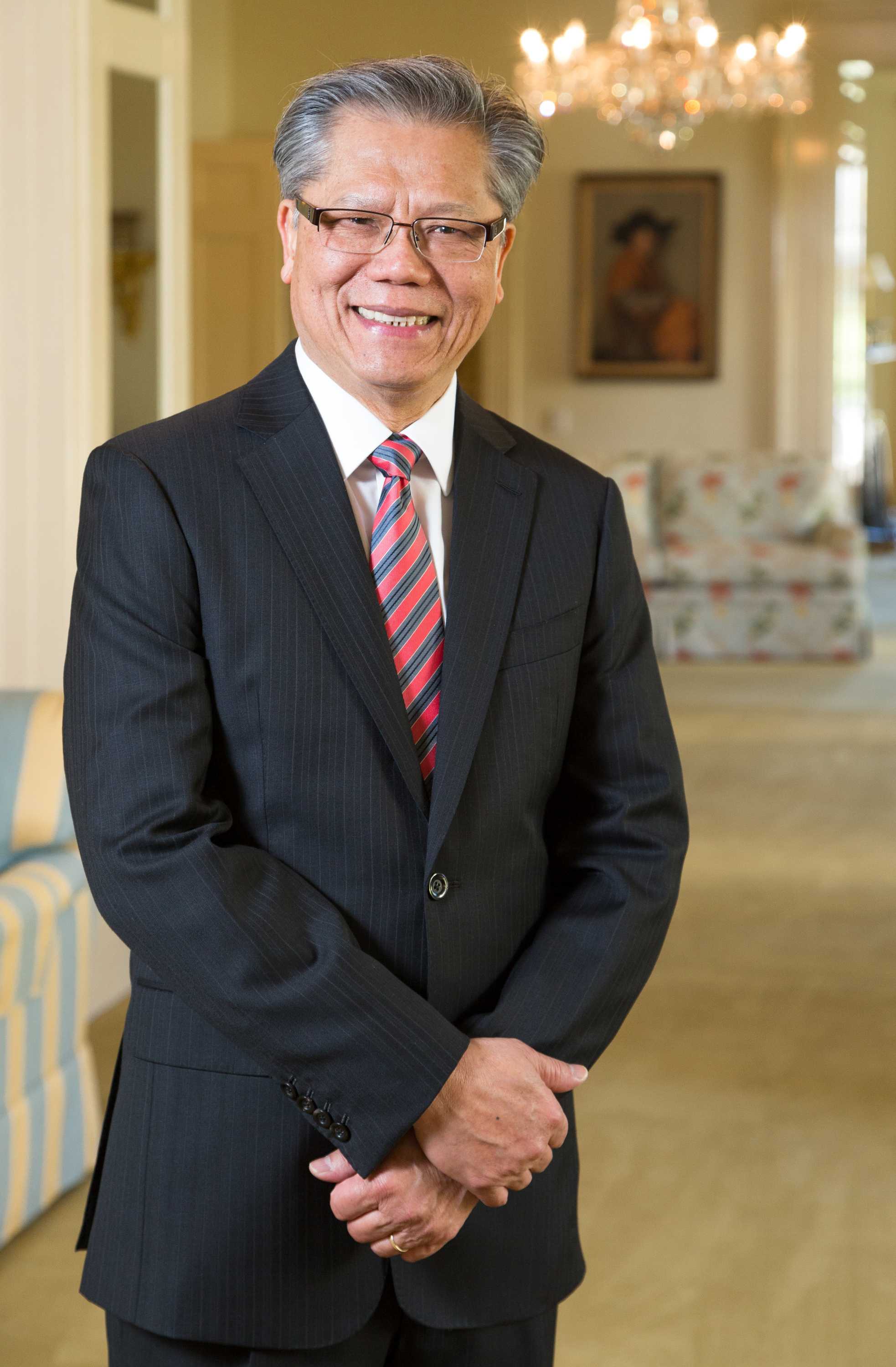 South Australian Governor Hieu Van Le signs off after seven years - ABC listen