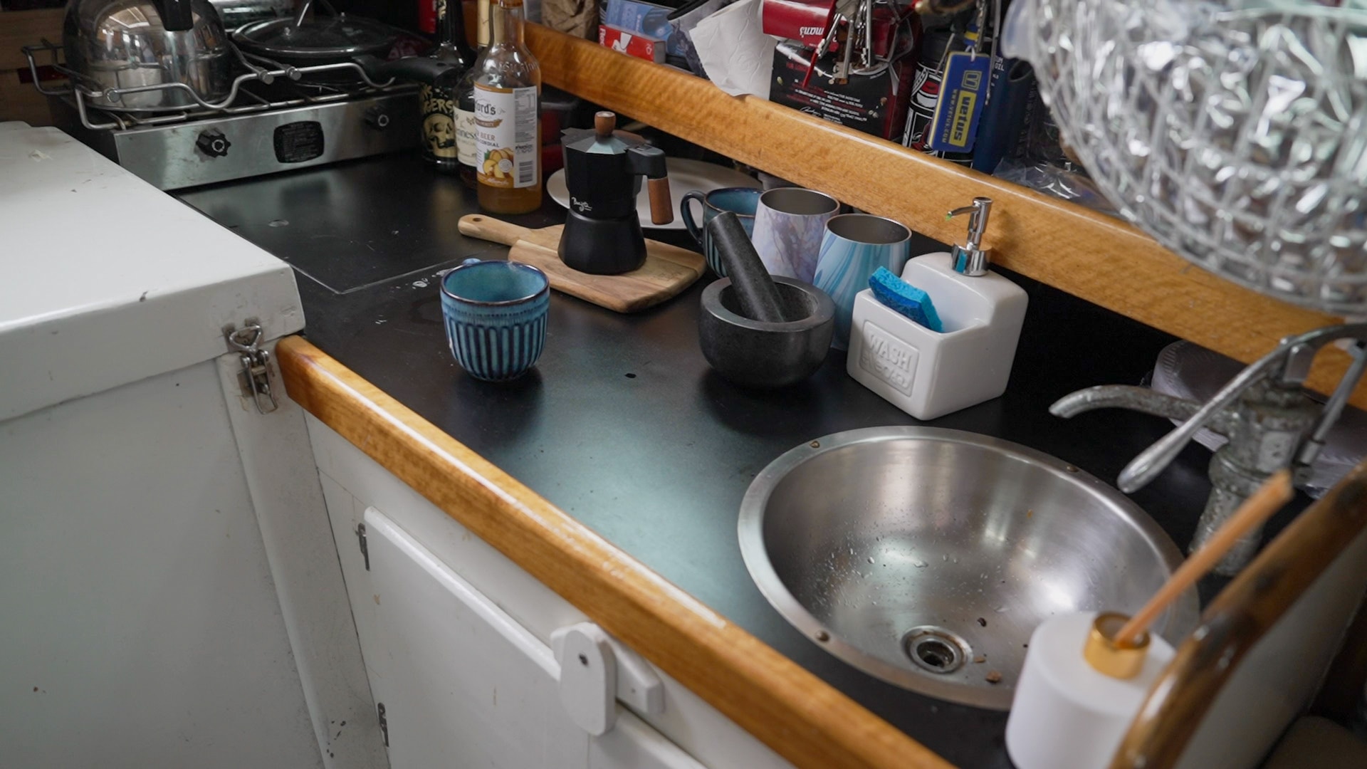 Foto de una pequeña cocina con fregadero en un pequeño yate.