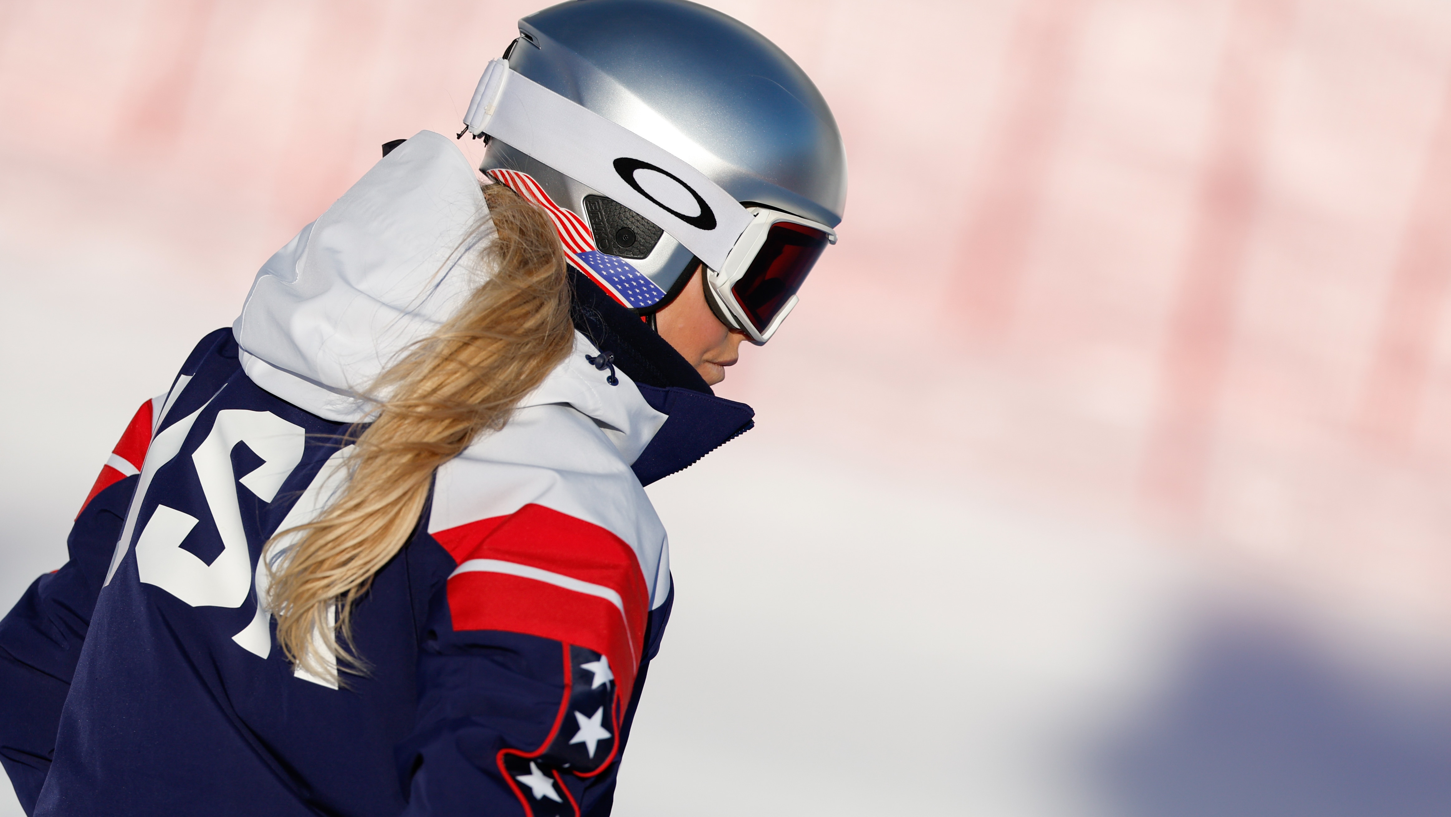 Lindsey Vonn mira hacia un lado
