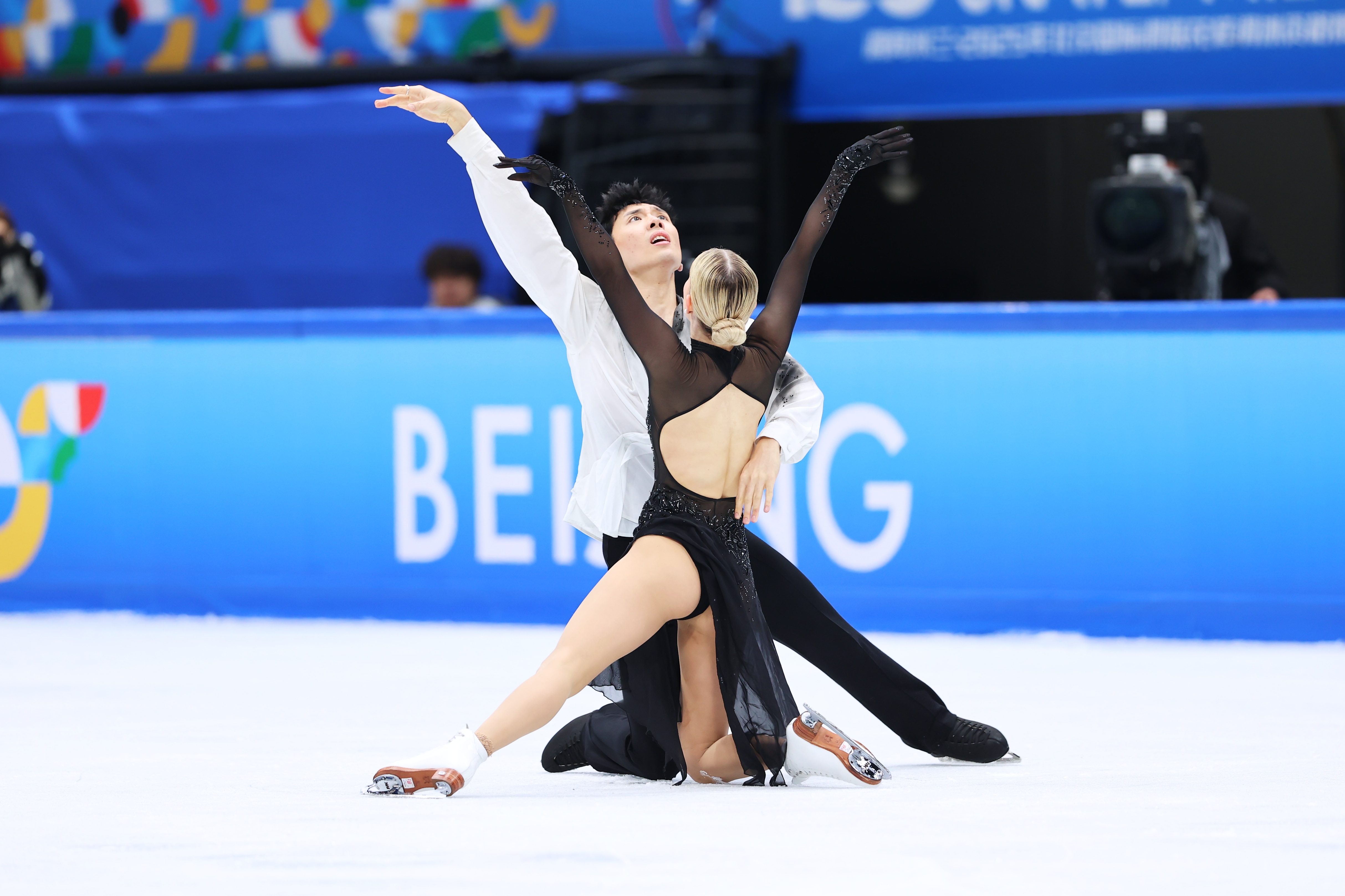 Jason Chan e Holly Harris posam