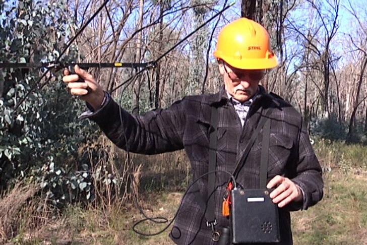 Neville Bartlett holds up the radio tracker to get a better signal of a Regent Honeyeater.