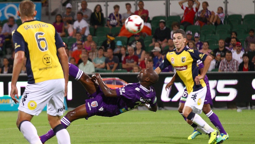 William Gallas goes close with spectacular shot for Perth Glory