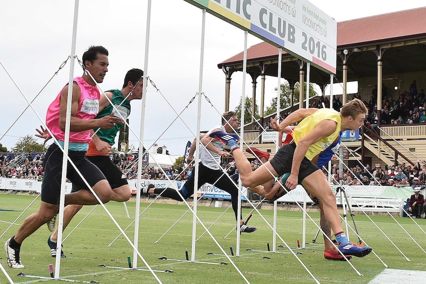 Isaac Dunmall win the Stawell Gift