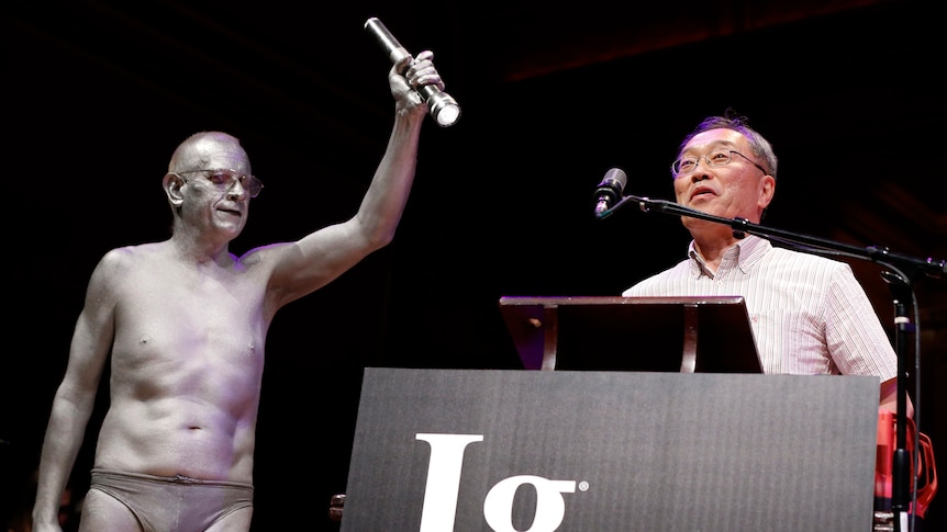 Atsuki Higashiyama at Ig Nobel prizes