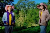 Petani milenial, Maya Skolastika Boleng (kiri) merasa terpanggil untuk mendidik petani Indonesia menjadi lebih mandiri.
