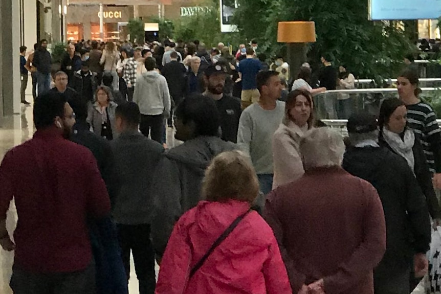 Large number of shoppers in Melbourne mall
