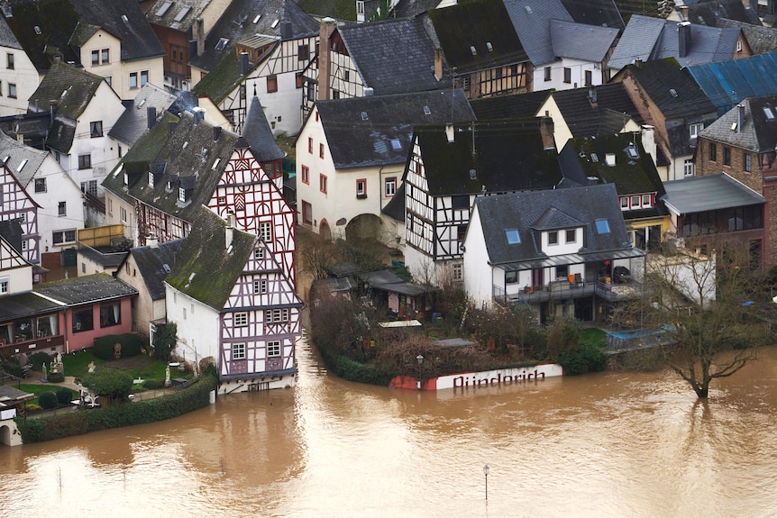 Almanya'daki binaları çevreleyen kahverengi sel sularının havadan görünümü