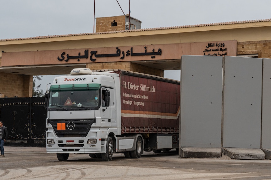 An empty aid truck returns through the Rafah crossing