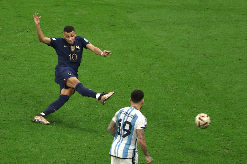 Mbappé golpea el balón.