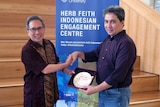 Ariel Heryanto bersama Dirjen Kebudayaan Indonesia Hilmar Farid