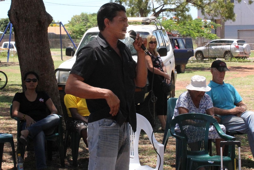 Murrandoo Yanner protests the Queensland Government's transfer of land ownership