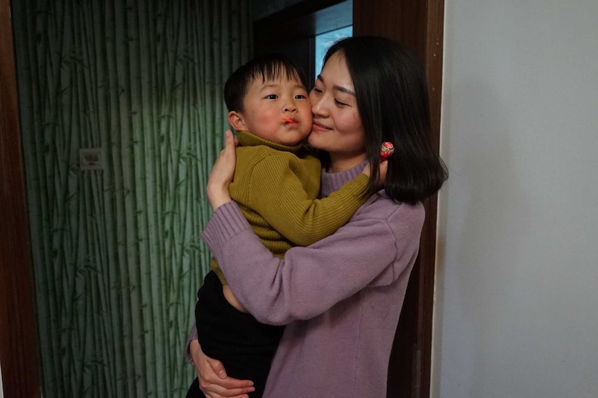 Li Wenzu with her son