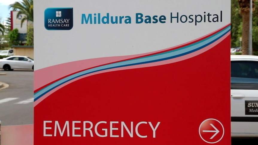 A red and white sign pointing to Mildura Base Hospital's emergency department