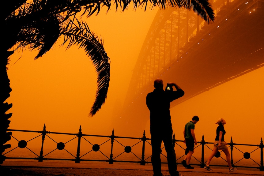 the sydney harbour bridge is covered in red dust in 2009