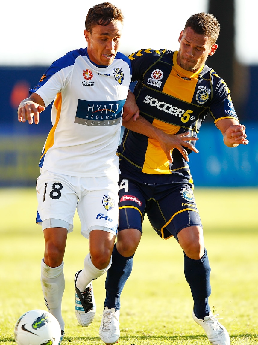 Tough contest ... James Brown (L) competes for the ball with Pedj Bojic (Brendon Thorne: Getty Images)