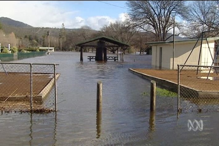 Floods have damaged buildings and roads in Tasmania.