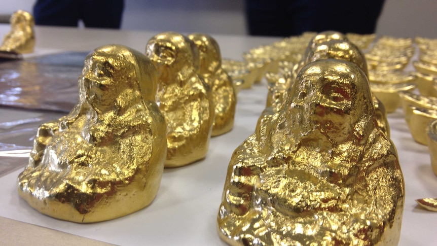 Fake gold Buddhas