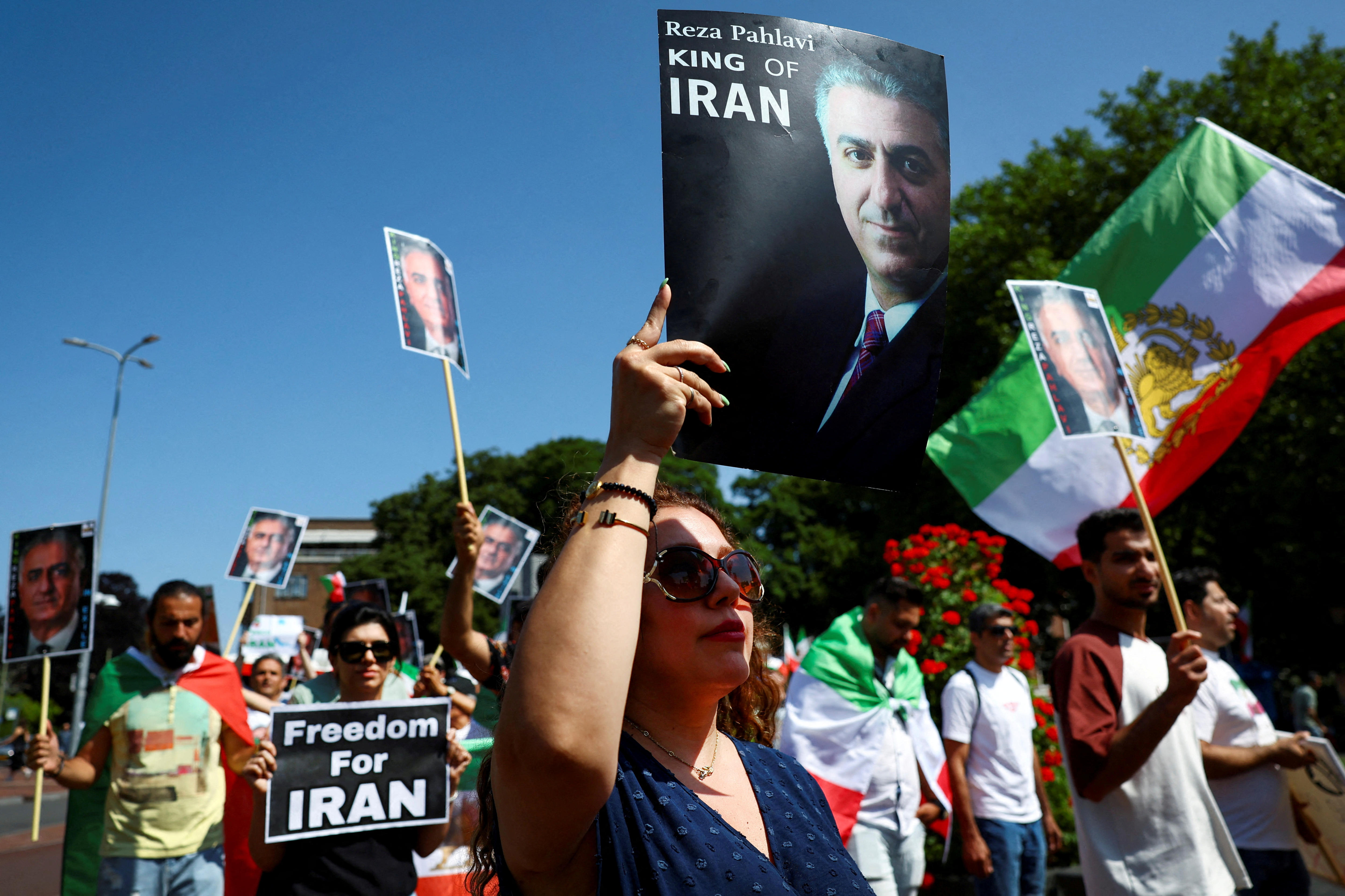 Hackers disrupt Iranian state TV to support exiled prince