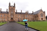 一名学生走过悉尼大学。