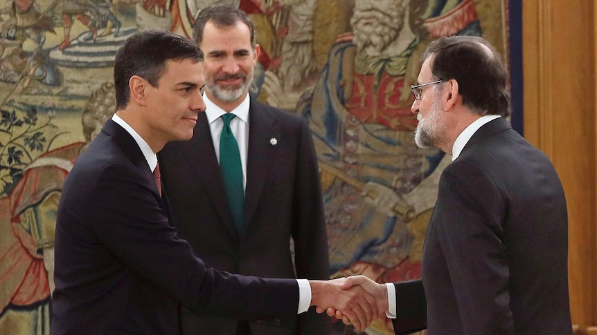 Pedro Sanchez, left, shakes hands with former prime minister Mariano Rajoy