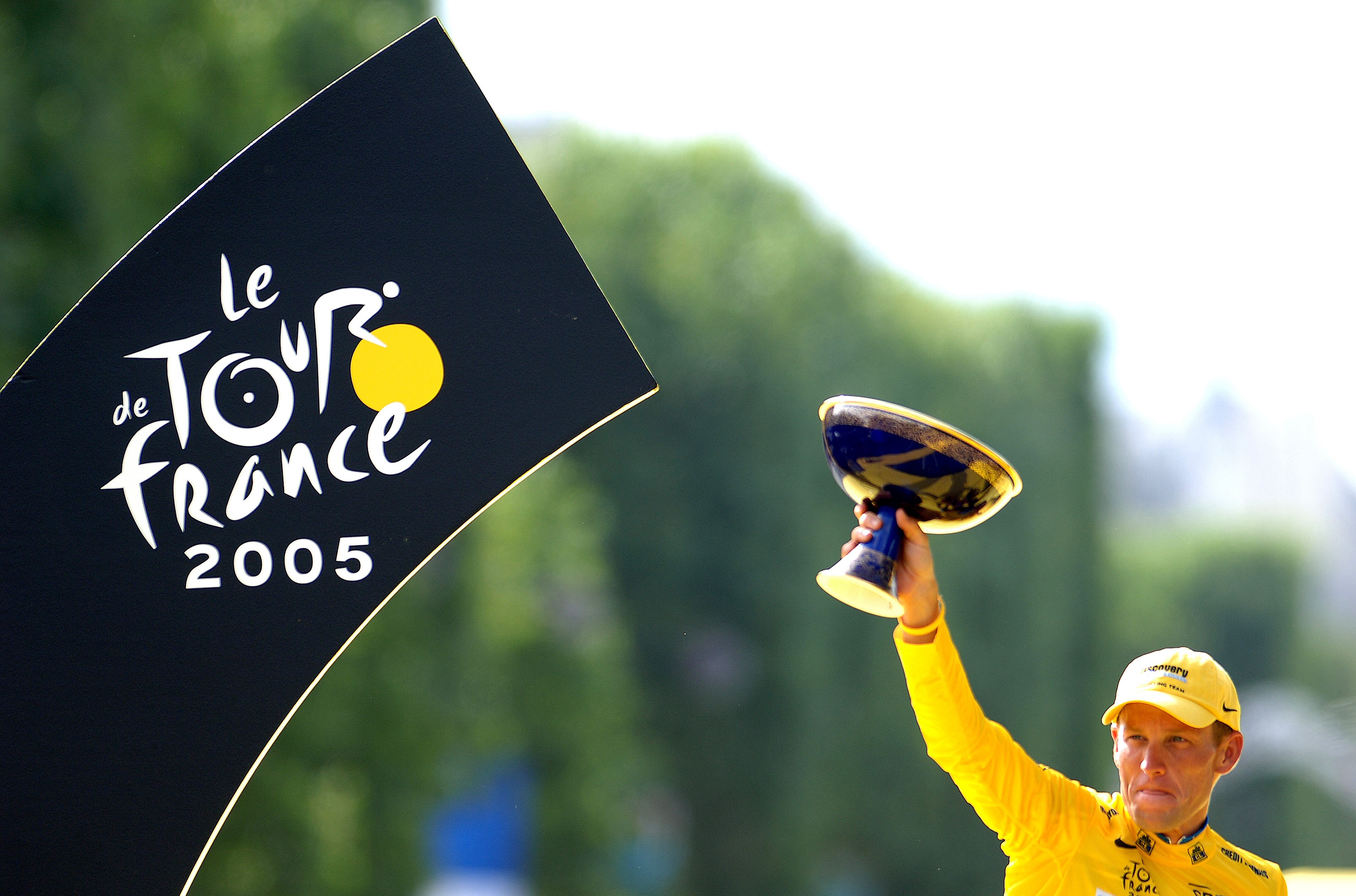 Lance Armstrong segura um troféu