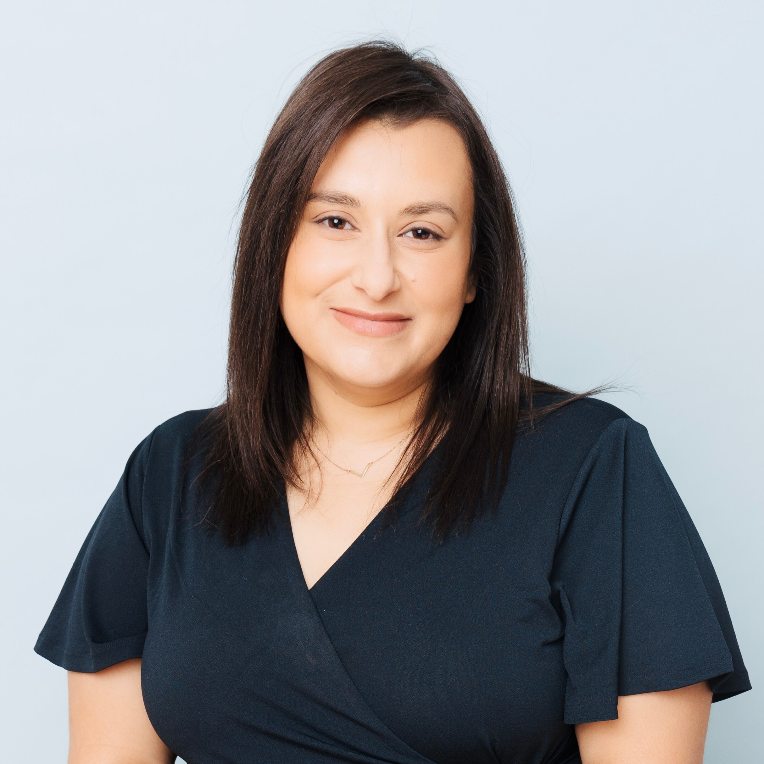 Una mujer de cabello castaño.