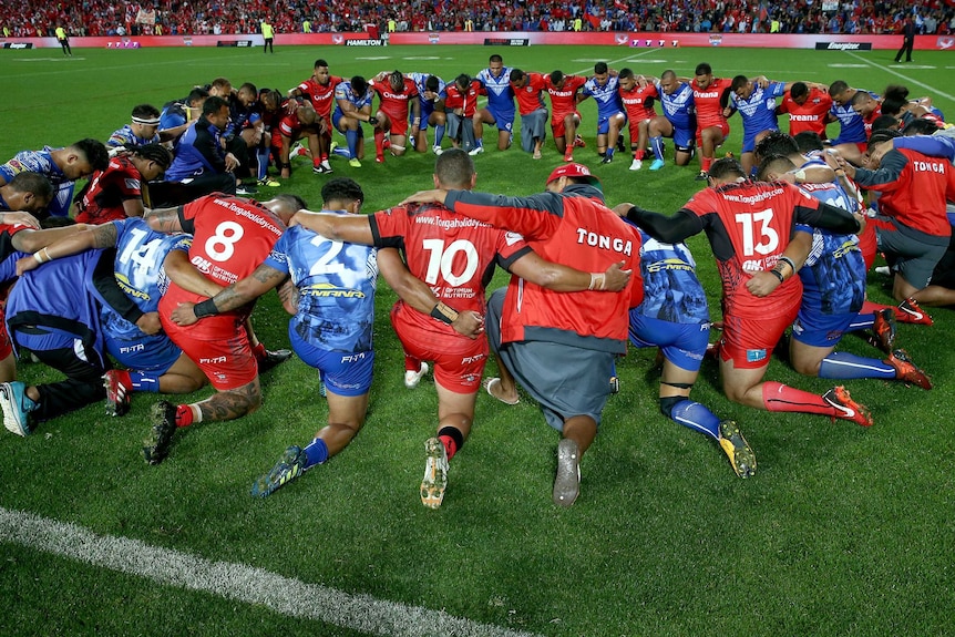 Tonga, Samoa huddle after RLWC match