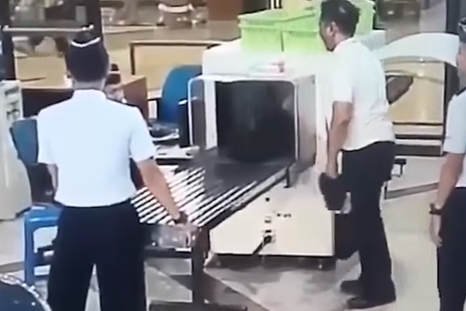 Drunk pilot walks through security