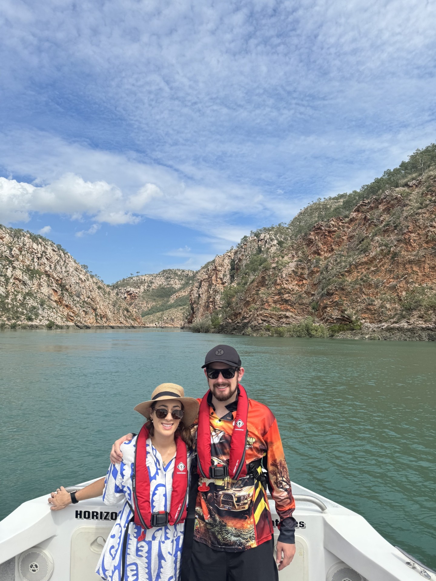 Los profesores de Wyndham, Reuben Darch y Tehlia Castagna, exploran en barco la región de Kimberley, en el extremo norte de Washington