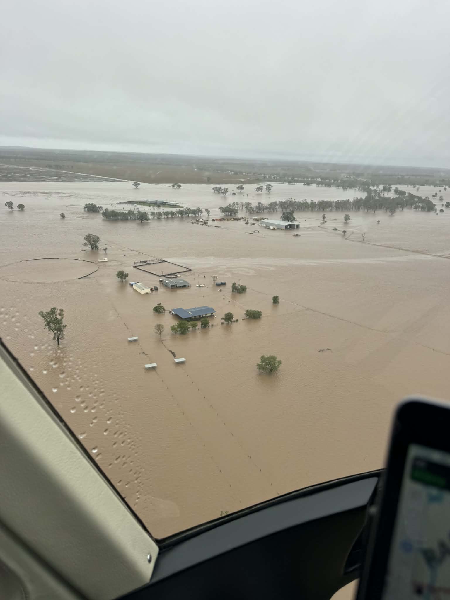 Uma vista aérea das enchentes em Clermont que inundaram a paisagem.