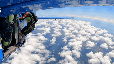 Video shows moment skydiver cuts himself free from tangled parachute