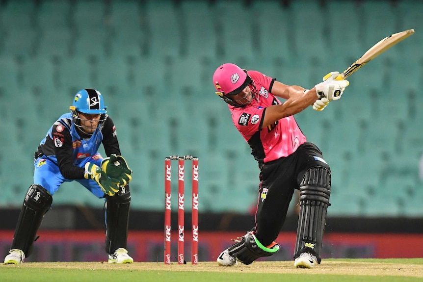 Moises Henriques batting Alex Carey keeping SCG BBL match.