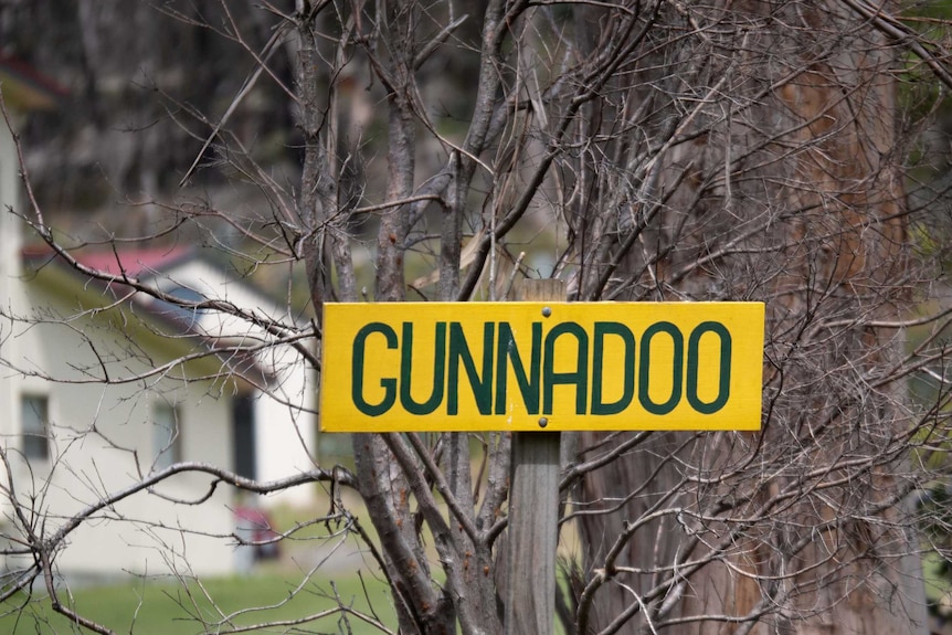 Picture of a sign saying 'Gunnadoo'