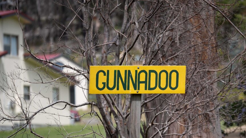 Picture of a sign saying 'Gunnadoo'