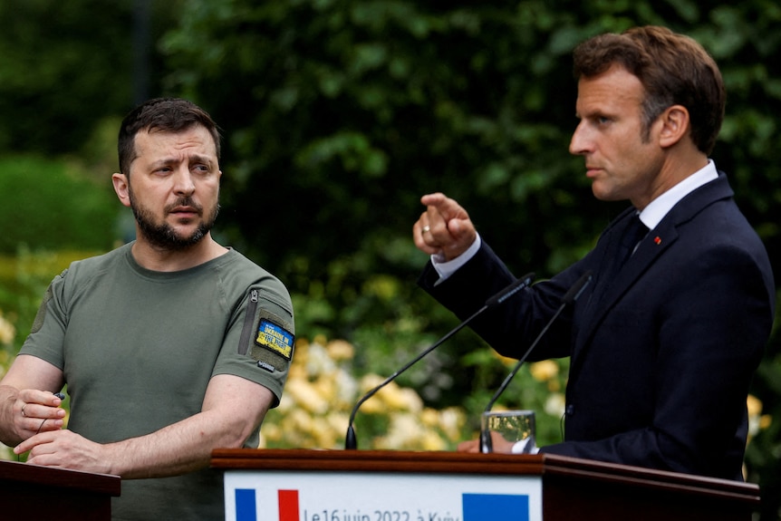 Picture of the French and Ukrainian presidents holding press conference