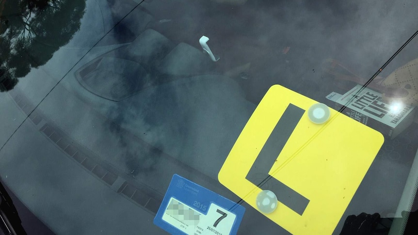 A learner driver symbol on the windscreen of a car