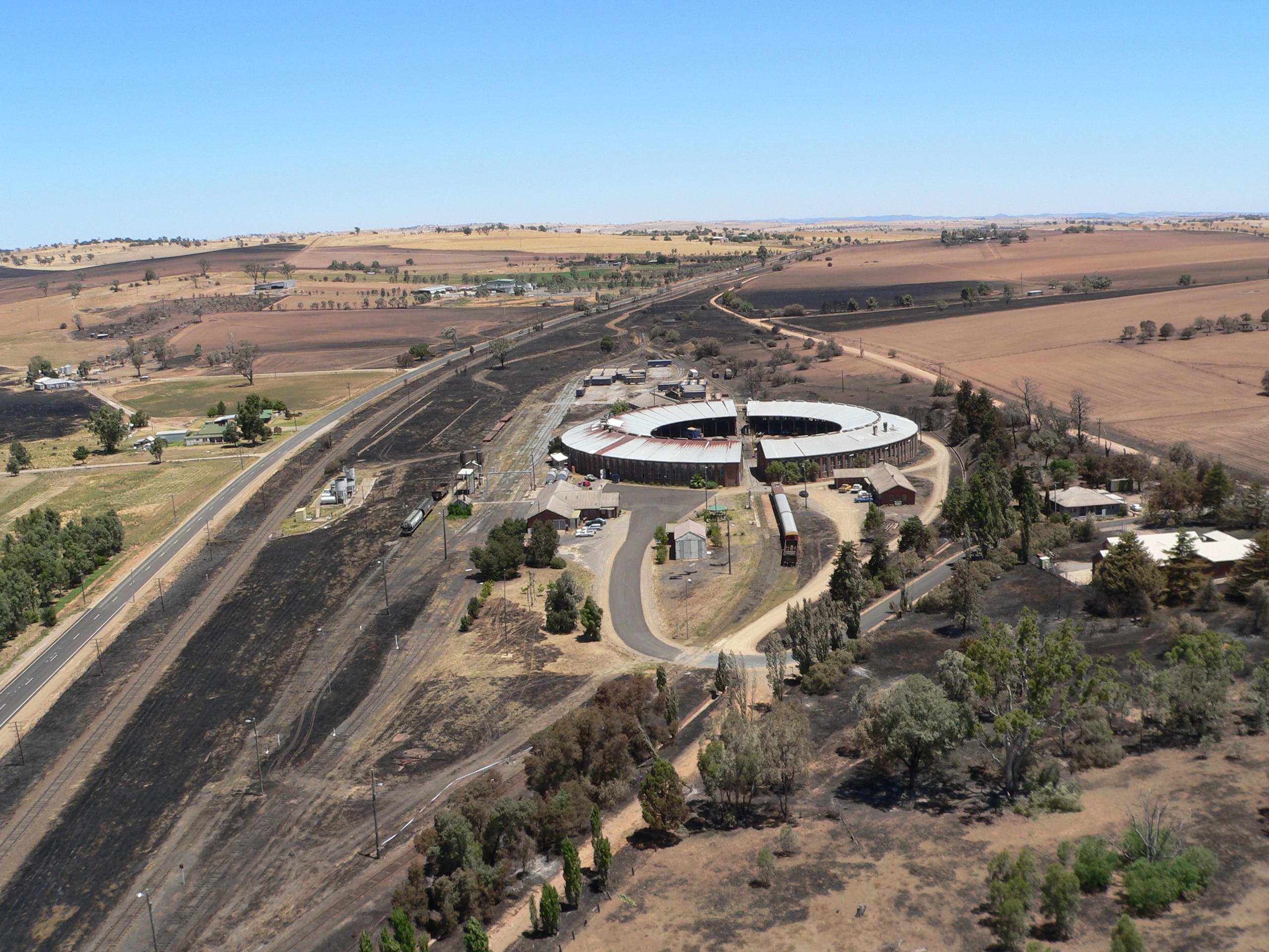 Terra arrasada ao redor do Museu Ferroviário Roundhouse de Junee