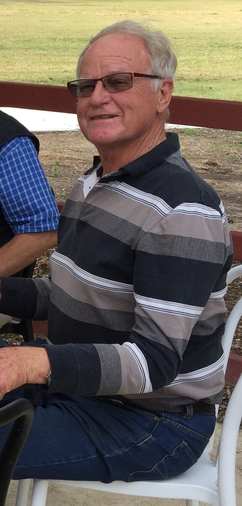 John Dunstan sentado