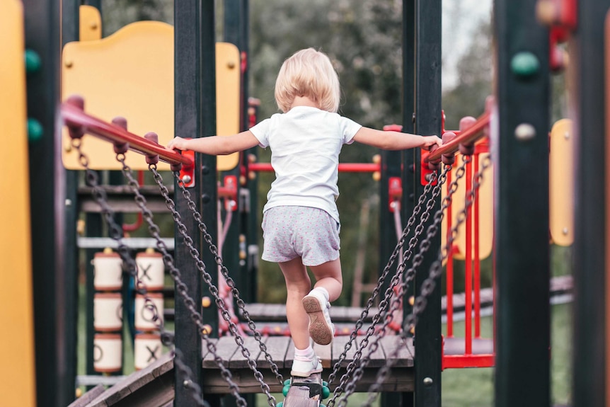 一位幼儿教育专家指出成年人有时低估了孩子们的避险能力。