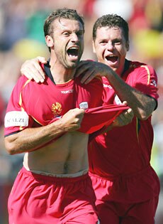 United, Sydney FC share honours - ABC News