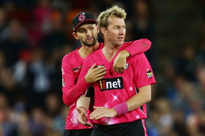 Gallant effort ... Brett Lee (R) celebrates with Nathan Lyon after taking the wicket of Michael Klinger