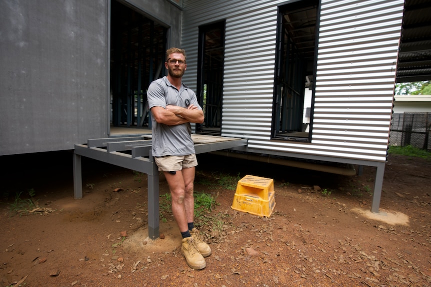 un hombre en un sitio de construcción en equipo tradicional