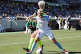 Jess Fishlock and Michelle Heyman compete for the ball