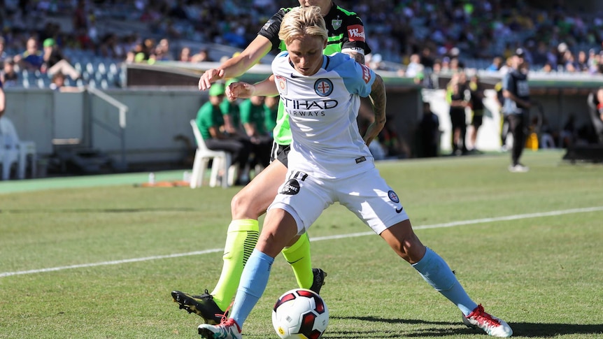 Jess Fishlock and Michelle Heyman compete for the ball