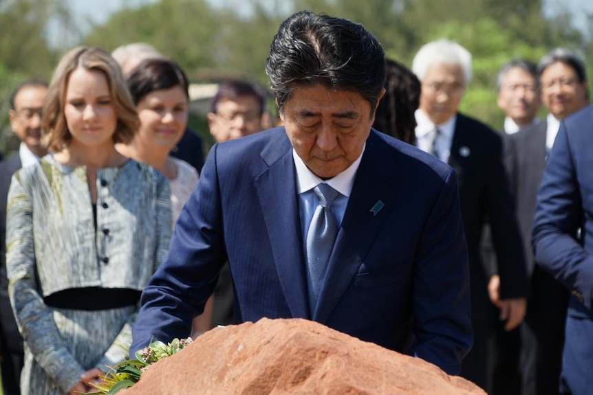 Shinzo Abe lays a wreath in Darwin on November 17, 2018.