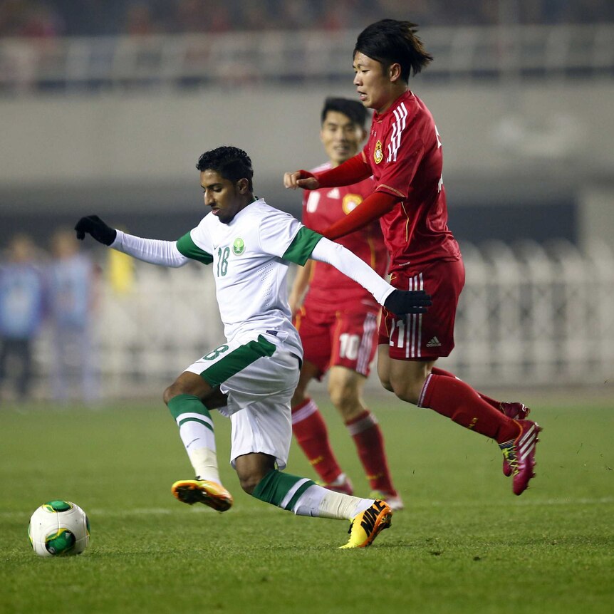 China's Zhang Xizhe and Salem Mohammed of Saudi Arabia in the 2015 Asian Cup qualifiers.