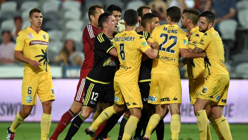 Mariners and Phoenix players scuffle in A-League clash