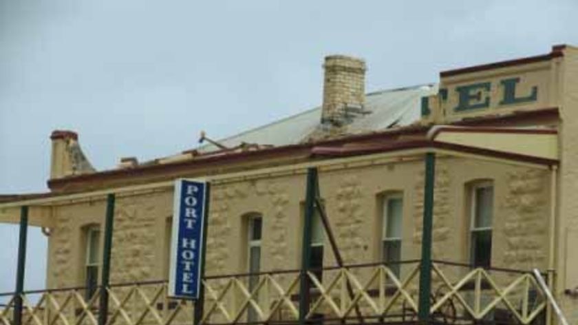 Strong winds damaged the facade of the Hopetoun Hotel.