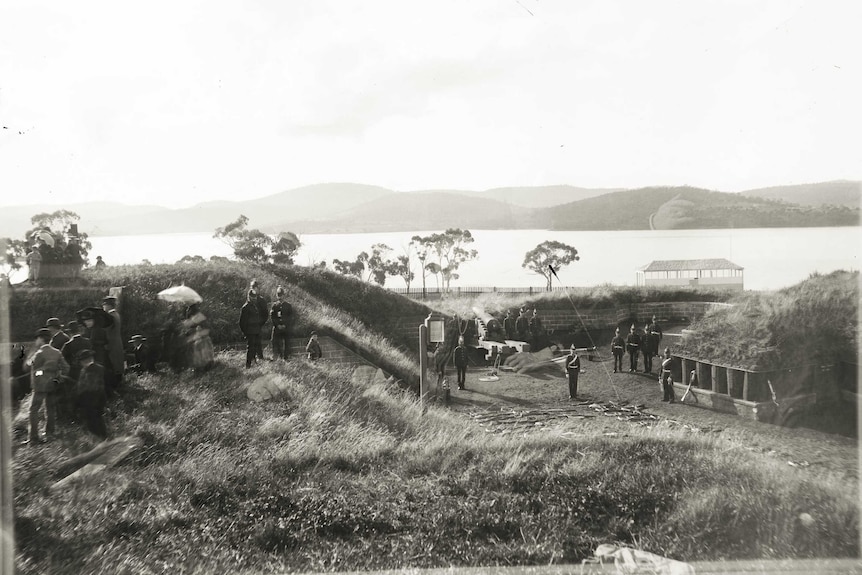 Queens Battery civilian visit, Hobart, 1900