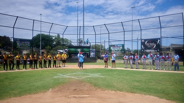 Os jogadores de beisebol fazem um minuto de silêncio no campo.